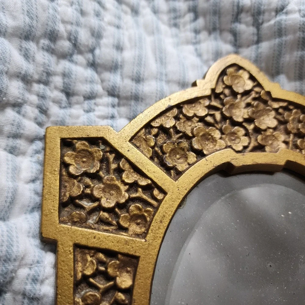 Vintage Gold Cast Metal Floral‎ Tabletop Mirror Ornate Beveled Oval Easel 9432